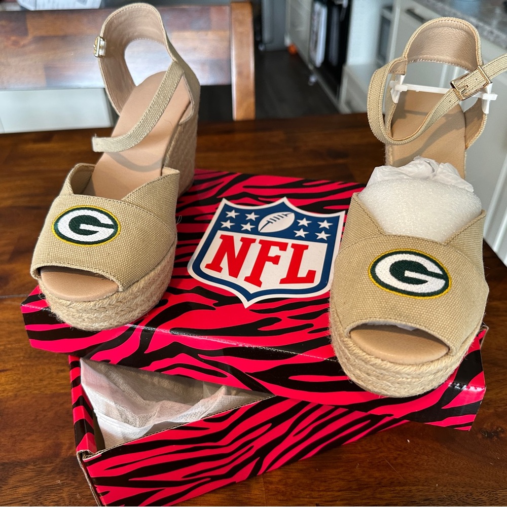NFL Green Bay Packers Beige Wedge Sandals *never worn* - Picture 3 of 3